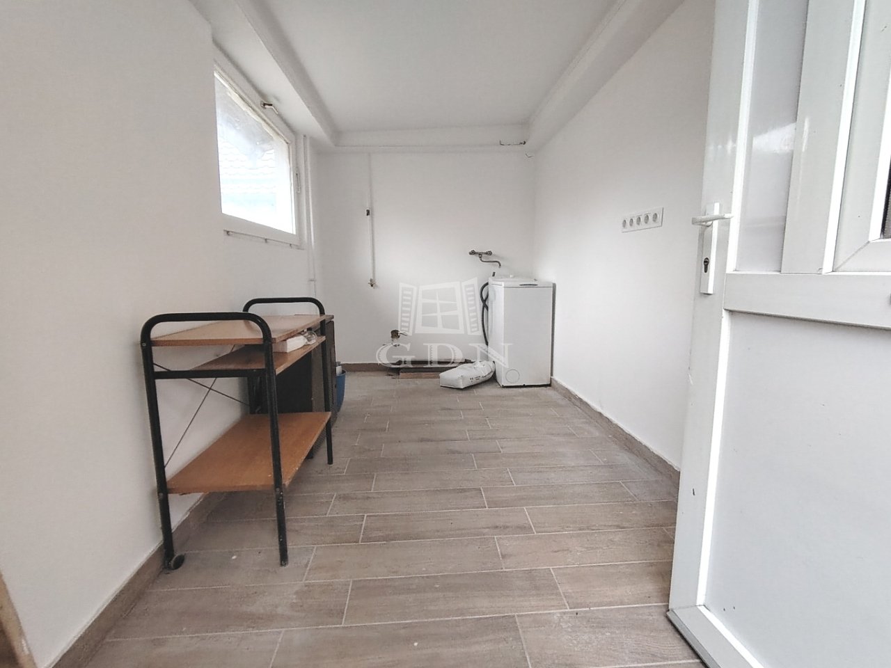 Small Image 1